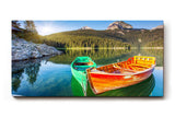 Sinus Art Wandbild 120x80cm Farbkräftige Boote auf spiegelndem Wasser mit Wald und Bergen im Hintergrund