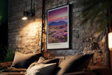 Paul Sinus Kunstdruck 40x60cm Purple Horizon – violette Berglandschaft mit Blumen im Sonnenuntergang
