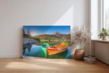 Sinus Art Wandbild 120x80cm Farbkräftige Boote auf spiegelndem Wasser mit Wald und Bergen im Hintergrund