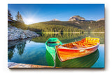 Sinus Art Wandbild 120x80cm Farbkräftige Boote auf spiegelndem Wasser mit Wald und Bergen im Hintergrund