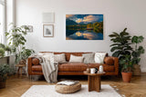 Sinus Art Wandbild 120x80cm Berglandschaft mit Boot auf ruhigem See, umrahmt von Wald und Wolken
