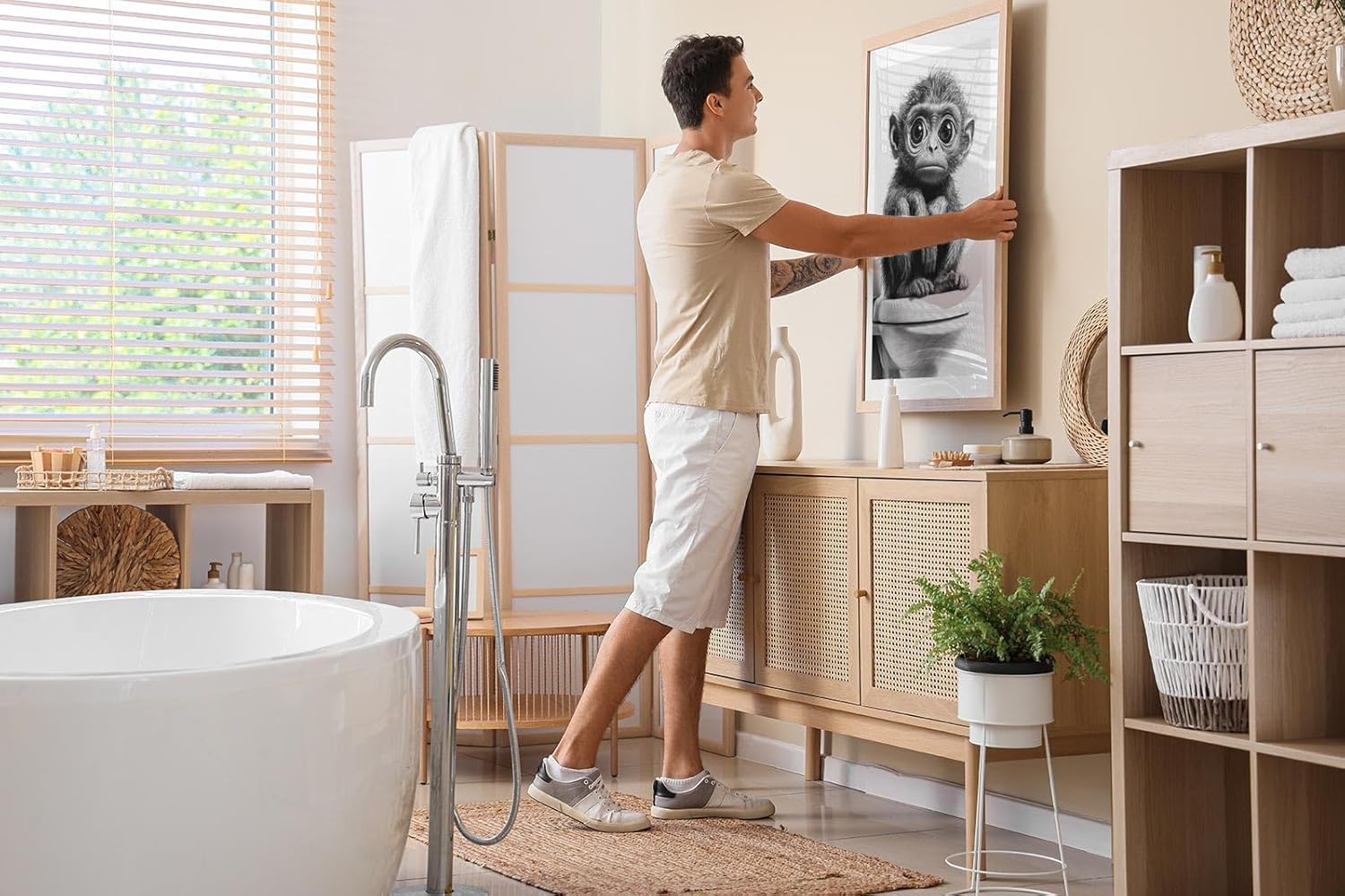 Paul Sinus Poster/Leinwandbild/Rahmenoption – Nachdenklicher Affe auf Toilette – Lustige WC-Deko für dein Badezimmer