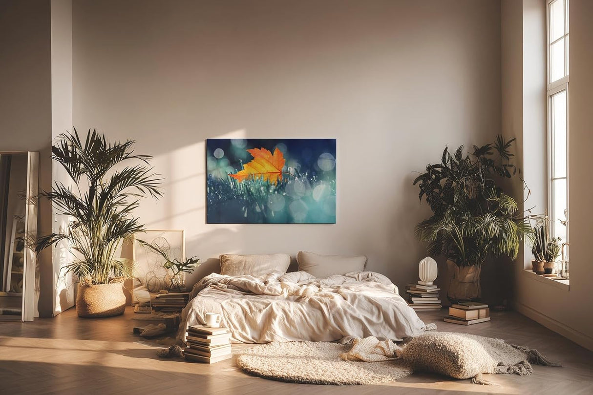 Sinus Art Wandbild 120x80cm Einzelnes orangefarbenes Ahornblatt im feuchten Gras mit Tautropfen und Lichtpunkten