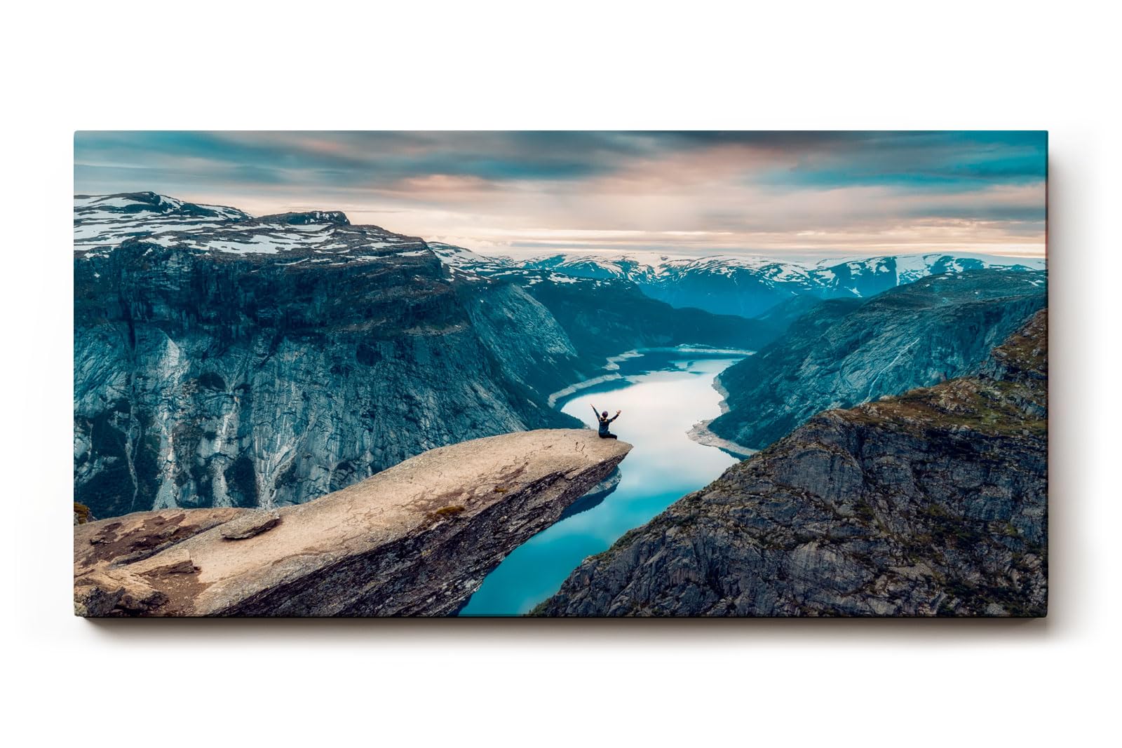 Sinus Art Wandbild 120x80cm Beeindruckende Aussicht auf norwegisches Fjordtal mit mutiger Person auf Felsvorsprung