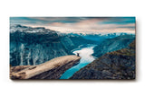 Sinus Art Wandbild 120x80cm Beeindruckende Aussicht auf norwegisches Fjordtal mit mutiger Person auf Felsvorsprung