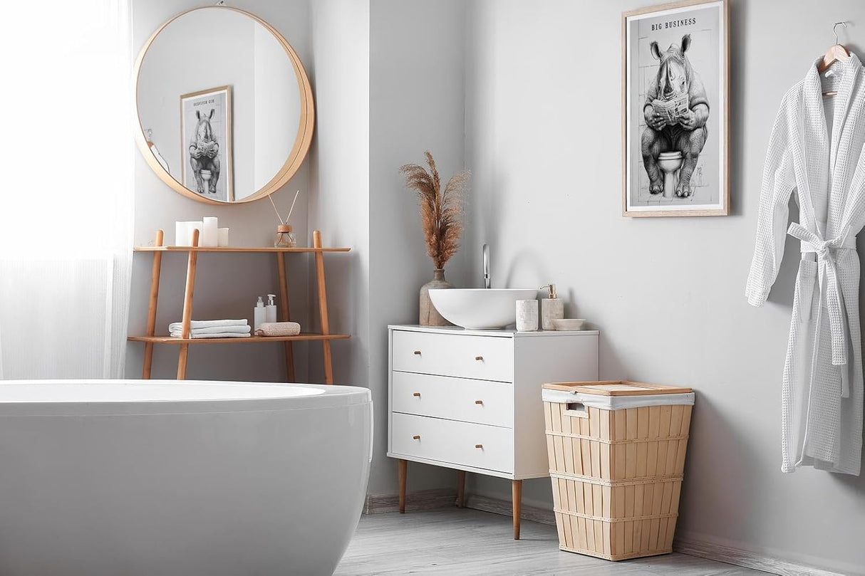 Paul Sinus Poster/Leinwandbild/Rahmenoption – Nashorn auf Toilette „Big Business“ – Lustige WC-Deko für dein Badezimmer