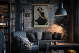 Paul Sinus Wandbild in 40x60cm Frau im schwarzen Kleid auf weißem Sofa – elegantes Porträt mit sanfter Ausstrahlung