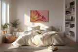 Sinus Art Wandbild 120x80cm Zartrosa Blütenstruktur mit transparentem Tautropfen – ruhig, romantisch und poetisch