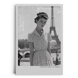 Paul Sinus Leinwandbild 60x90cm Französisches Mädchen in Paris – Vintage, Nostalgie, Fotografie, Schwarz-Weiß, Mode, 50er Jahre, Eleganz, Romantik