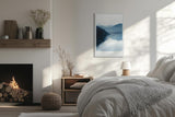 Paul Sinus Leinwandbild 80x120cm Stille Tiefen – Sanfte Berglandschaft mit nebliger Atmosphäre, ruhiger Wasserreflexion und meditativer Wirkung