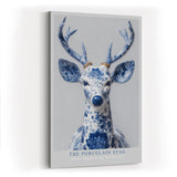 Paul Sinus Wandbild in 40x60cm The Porcelain Stag in edler Blau-Weiß-Optik – kunstvolle Hirschdarstellung mit filigranen Mustern für stilvolle Wohnräume