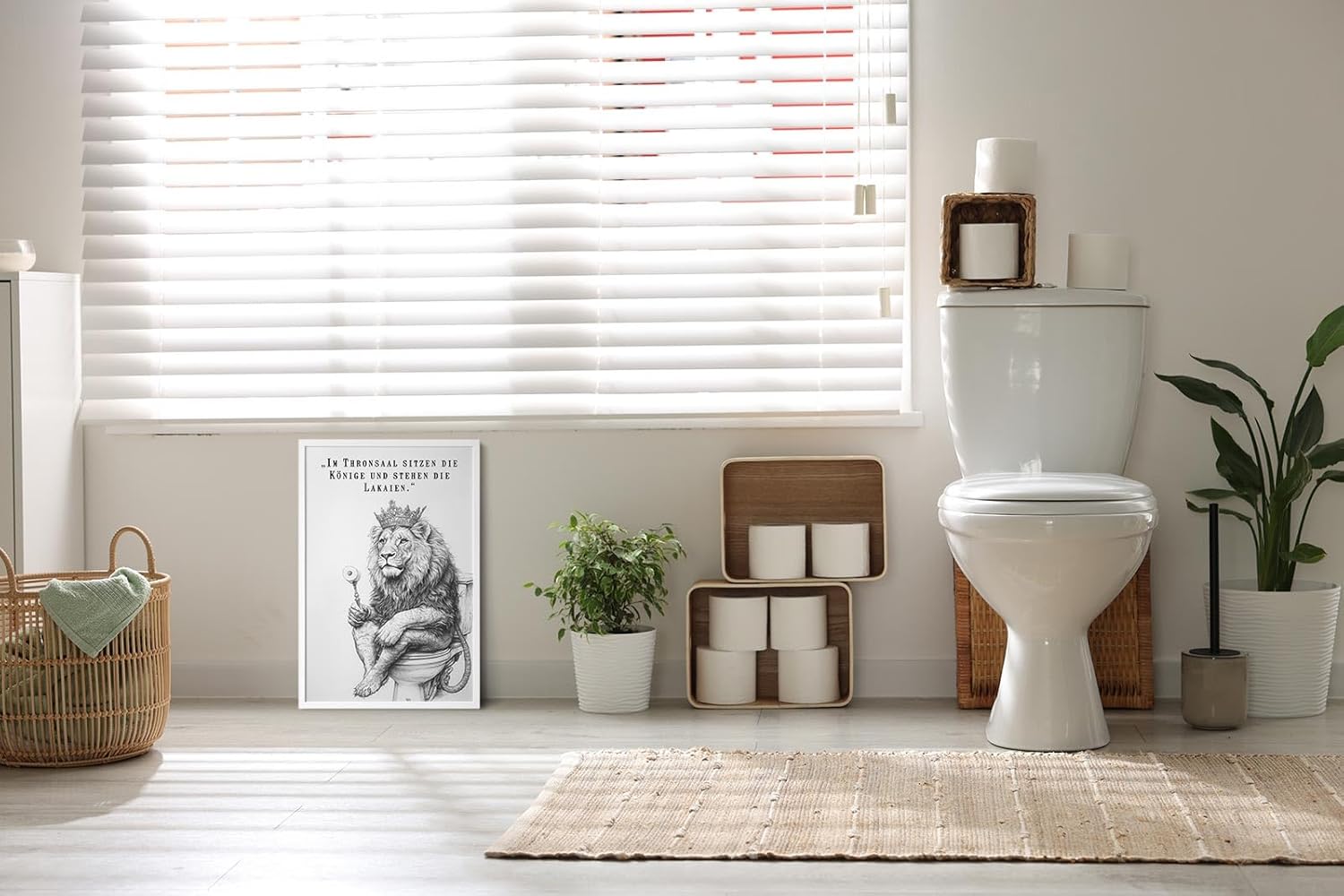 Paul Sinus Poster/Leinwandbild/Rahmenoption – Königlicher Löwe auf Toilette „Im Thronsaal…“ – Lustige WC-Deko für dein Badezimmer