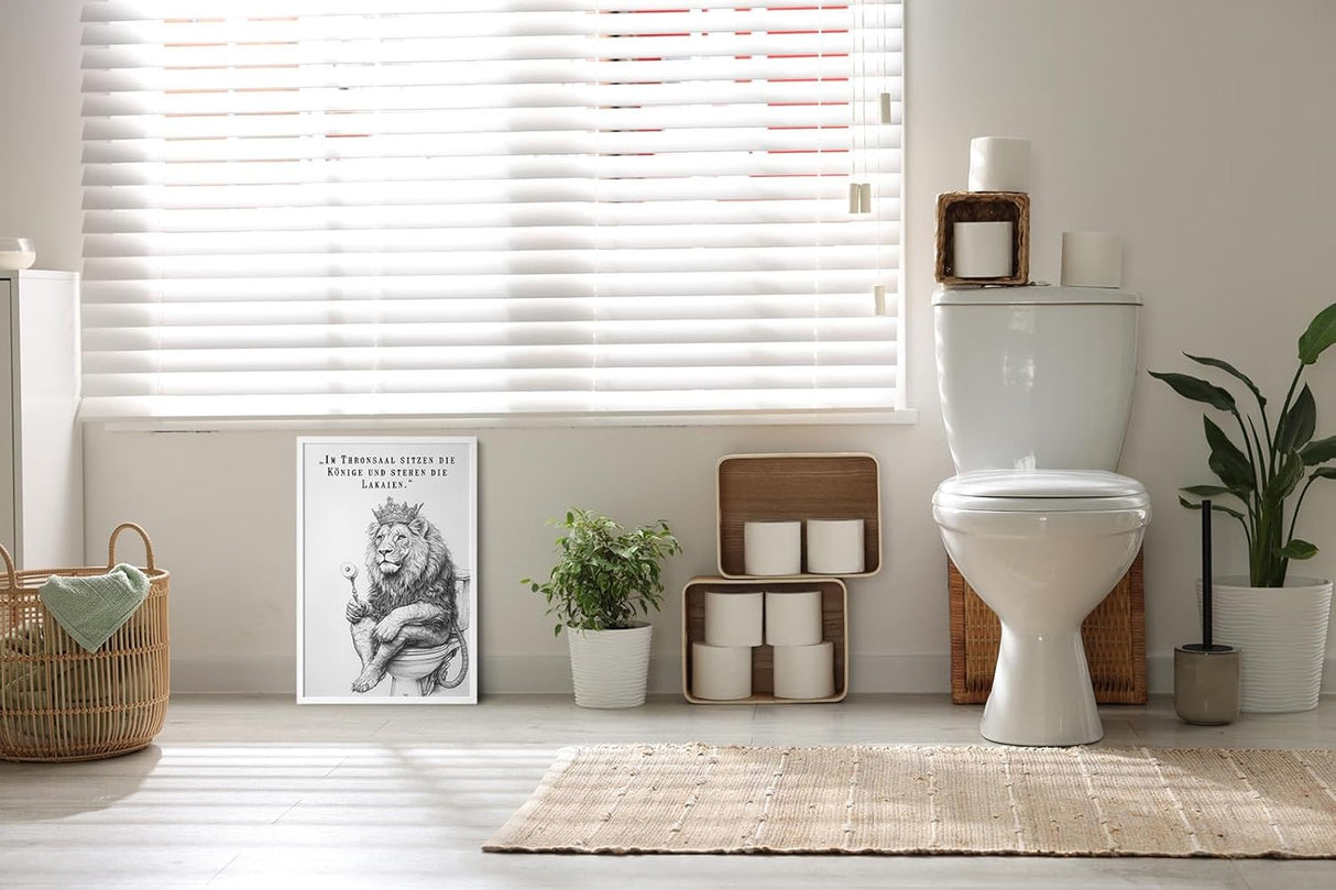 Paul Sinus Poster/Leinwandbild/Rahmenoption – Königlicher Löwe auf Toilette „Im Thronsaal…“ – Lustige WC-Deko für dein Badezimmer