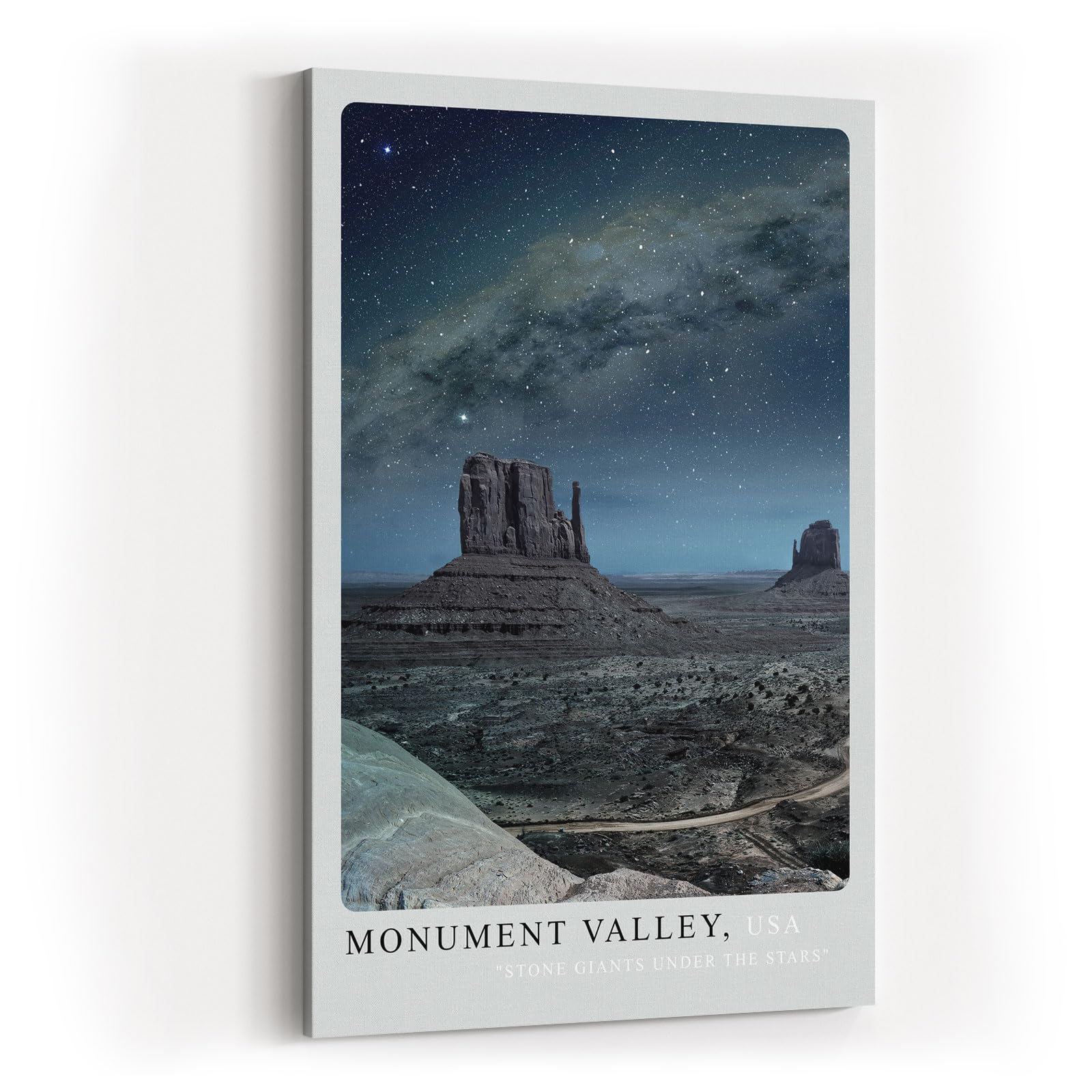 Paul Sinus Kunstdruck 40x60cm Monument Valley bei Nacht – Steinriesen unter dem Sternenzelt der USA