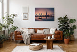 Sinus Art Wandbild 120x80cm Städtische Skyline in der Dämmerung mit reflektierendem Wasser und ruhigem Boot – kontrastreich und elegant