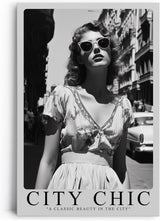 Paul Sinus Leinwandbild 60x90cm Leinwandbild City Chic – Stilvolle Schwarz-Weiß-Fotografie einer eleganten Frau in urbaner Kulisse, Vintage-Glamour