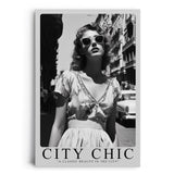 Paul Sinus Leinwandbild 60x90cm Leinwandbild City Chic – Stilvolle Schwarz-Weiß-Fotografie einer eleganten Frau in urbaner Kulisse, Vintage-Glamour