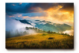 Sinus Art Wandbild 120x80cm Faszinierende Gebirgsszene im Nebel mit dramatischem Sonnenlicht für eindrucksvolle Raumwirkung