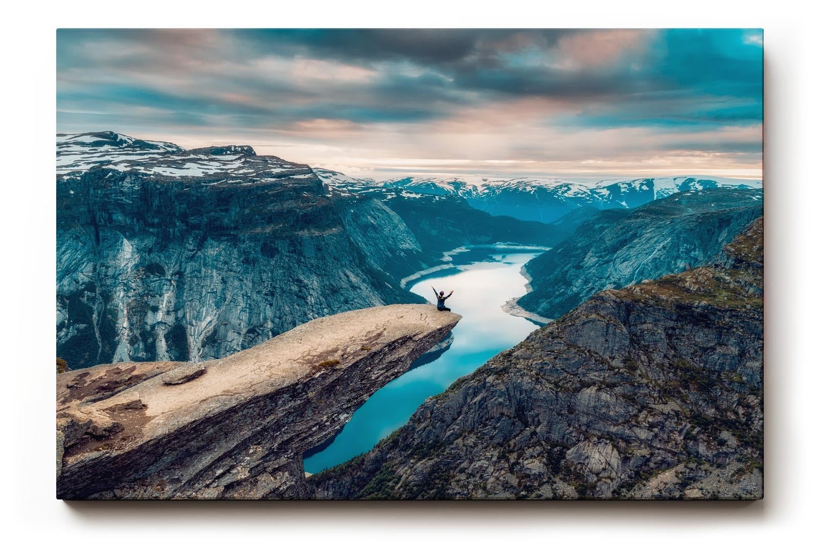 Sinus Art Wandbild 120x80cm Beeindruckende Aussicht auf norwegisches Fjordtal mit mutiger Person auf Felsvorsprung