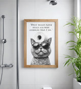 Paul Sinus Poster/Leinwandbild/Rahmenoption – Coole Katze mit Klopapier und frechem Spruch – Lustige WC-Deko für dein Badezimmer