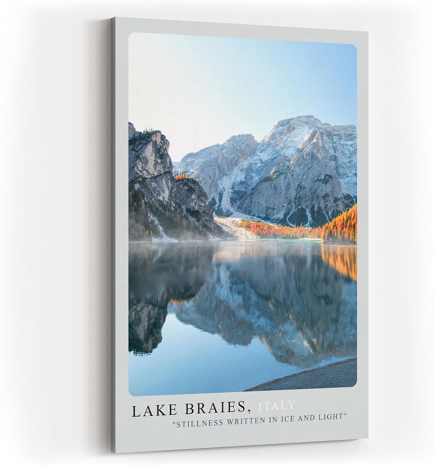 Paul Sinus Kunstdruck 40x60cm Lake Braies Italien – spiegelglatter Bergsee mit verschneiten Gipfeln in der Morgensonne