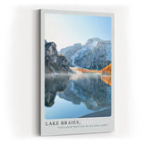 Paul Sinus Kunstdruck 40x60cm Lake Braies Italien – spiegelglatter Bergsee mit verschneiten Gipfeln in der Morgensonne