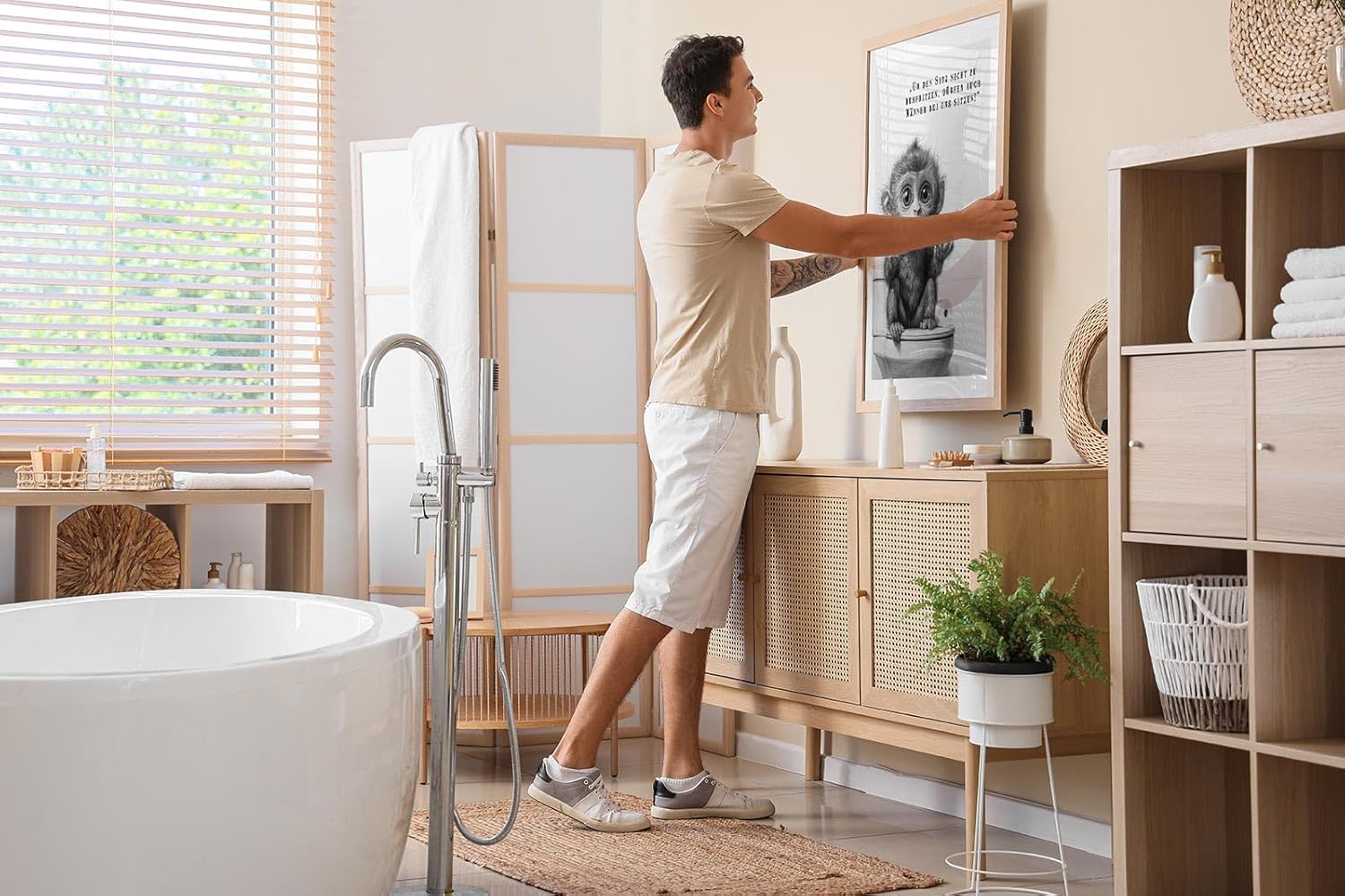 Paul Sinus Poster/Leinwandbild/Rahmenoption – Belehrender Affe auf Toilette „Männer dürfen sitzen!“ – Lustige WC-Deko für dein Badezimmer