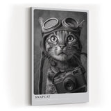 Paul Sinus Wandbild in 40x60cm Snapcat – Humorvolles Katzenporträt in Schwarz-Weiß mit Kamera und Fliegerbrille