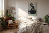 Paul Sinus Wandbild in 40x60cm Frau im schwarzen Kleid auf weißem Sofa – elegantes Porträt mit sanfter Ausstrahlung
