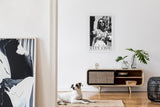 Paul Sinus Leinwandbild 60x90cm Leinwandbild City Chic – Stilvolle Schwarz-Weiß-Fotografie einer eleganten Frau in urbaner Kulisse, Vintage-Glamour