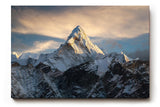 Sinus Art Wandbild 120x80cm Massiver schneebedeckter Berg ragt in dramatisches Lichtspiel – eindrucksvoll und still