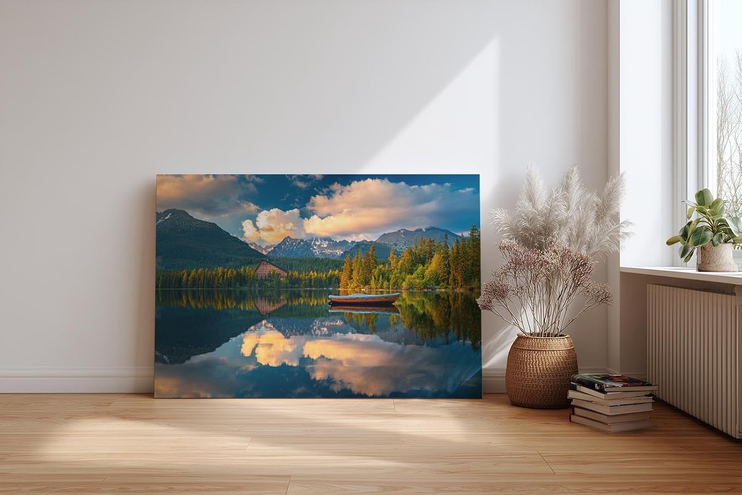 Sinus Art Wandbild 120x80cm Berglandschaft mit Boot auf ruhigem See, umrahmt von Wald und Wolken