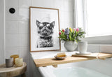 Paul Sinus Poster/Leinwandbild/Rahmenoption – Coole Katze mit Klopapierhut – Lustige WC-Deko für dein Badezimmer