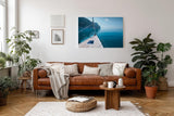 Sinus Art Wandbild 120x80cm Ruhiger Ausblick von einem Segelboot über das glitzernde Wasser zur felsigen Küste
