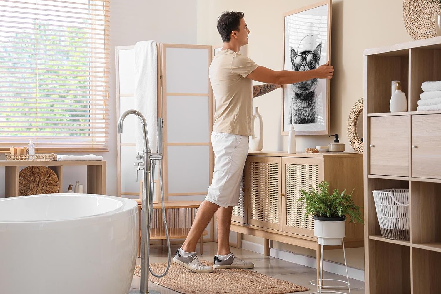 Paul Sinus Poster/Leinwandbild/Rahmenoption – Coole Katze mit Klopapierhut – Lustige WC-Deko für dein Badezimmer