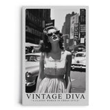 Paul Sinus Leinwandbild 40x60cm Leinwandbild Vintage Diva – Stilvolle Schwarz-Weiß-Fotografie einer glamourösen Frau in urbaner Kulisse, Retro-Ästhetik