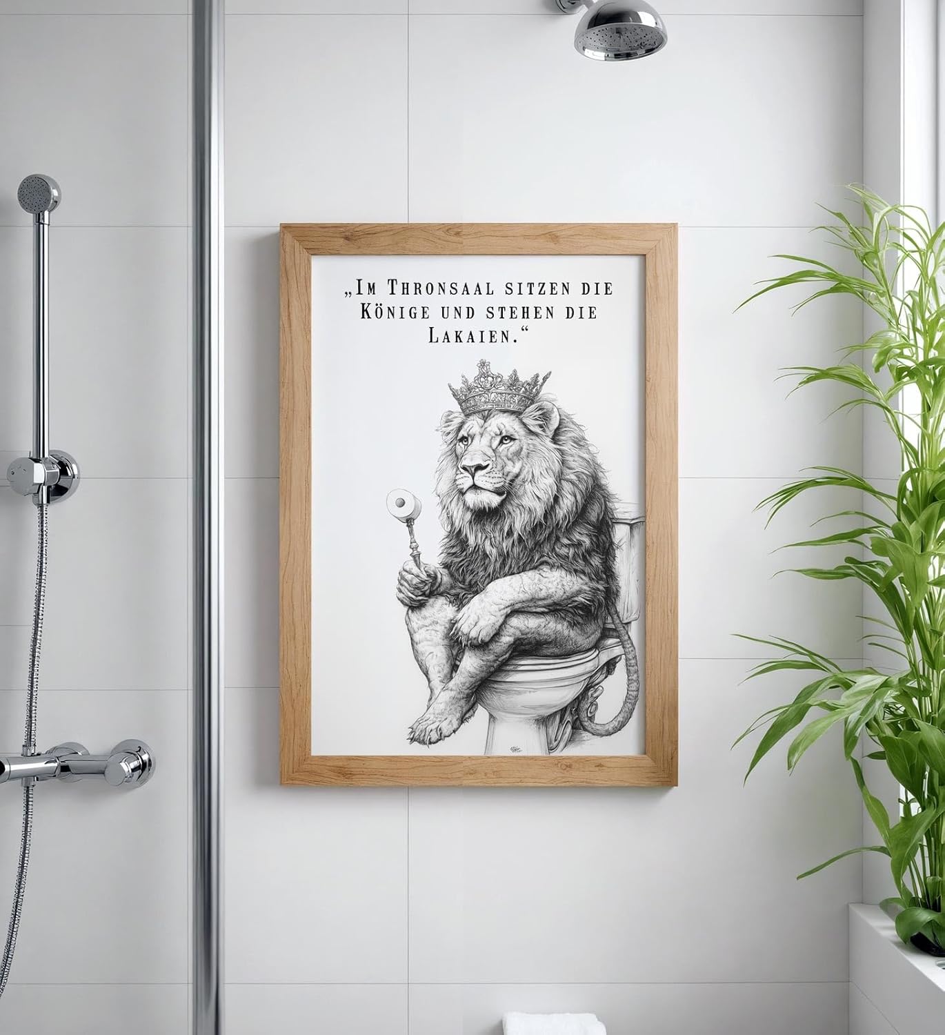 Paul Sinus Poster/Leinwandbild/Rahmenoption – Königlicher Löwe auf Toilette „Im Thronsaal…“ – Lustige WC-Deko für dein Badezimmer