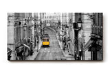 Sinus Art Wandbild 120x80cm Gelbe Straßenbahn in monochromer Großstadtkulisse – Highlight inmitten des Alltags