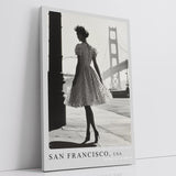 Paul Sinus Leinwandbild 80x120cm San Francisco USA Leinwandbild elegante Frau mit Vintage-Kleid vor der Golden Gate Bridge nostalgische Stadtästhetik