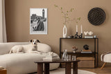 Paul Sinus Leinwandbild 60x90cm Leinwandbild Britischer Glamour – Stilvolle Schwarz-Weiß-Fotografie einer eleganten Frau mit Hund vor Big Ben