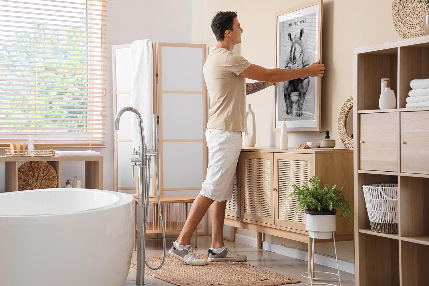 Paul Sinus Poster/Leinwandbild/Rahmenoption – Nashorn auf Toilette „Big Business“ – Lustige WC-Deko für dein Badezimmer