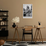 Paul Sinus Leinwandbild 80x120cm Pariser Eleganz – Stilvolles Retro-Porträt einer Frau mit Katze vor dem Eiffelturm