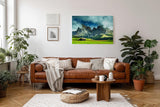Sinus Art Wandbild 120x80cm Weite Almwiese mit dramatischer Bergkulisse und Hütten – frisch, ehrlich, kraftvoll