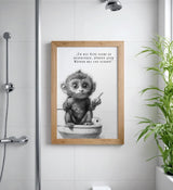 Paul Sinus Poster/Leinwandbild/Rahmenoption – Belehrender Affe auf Toilette „Männer dürfen sitzen!“ – Lustige WC-Deko für dein Badezimmer