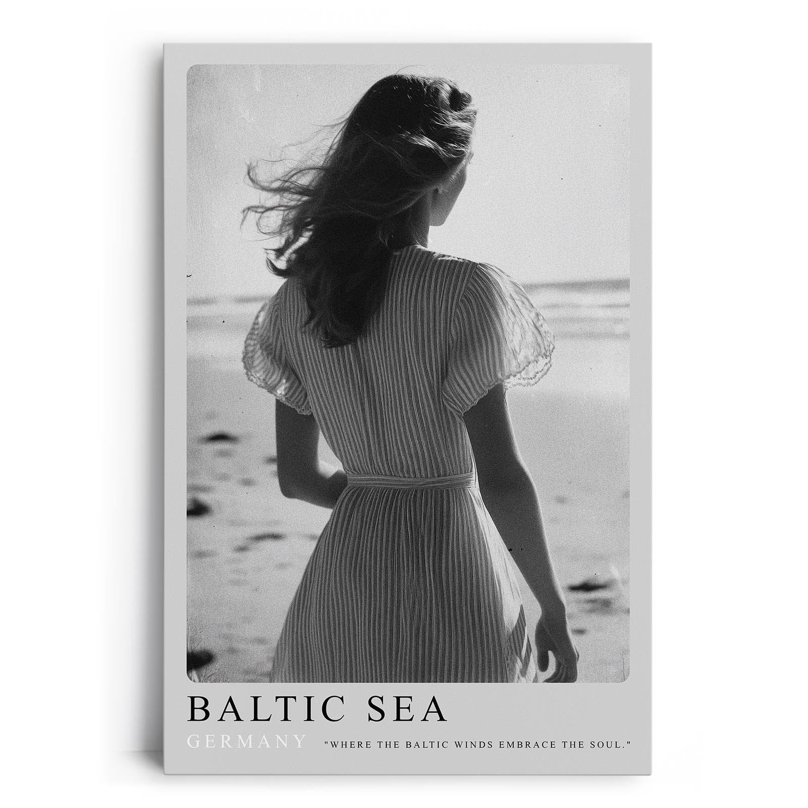 Paul Sinus Leinwandbild 60x90cm Baltic Sea Germany Leinwandbild romantische Frau am Strand in Schwarz-Weiß nostalgische Küstenstimmung