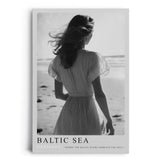 Paul Sinus Leinwandbild 60x90cm Baltic Sea Germany Leinwandbild romantische Frau am Strand in Schwarz-Weiß nostalgische Küstenstimmung