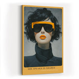 Paul Sinus Wandbild in 40x60cm She Speaks in Shades – modernes Porträt einer Frau mit gelber Sonnenbrille und Lippenstift, Fashion-Art in ausdrucksstarkem Stil