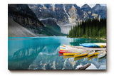Sinus Art Wandbild 120x80cm Bergsee mit Kanus vor atemberaubender Bergkulisse für inspirierende Raumwirkung