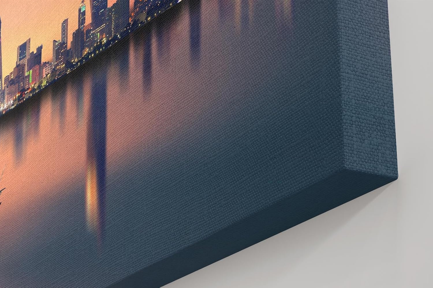 Sinus Art Wandbild 120x80cm Städtische Skyline in der Dämmerung mit reflektierendem Wasser und ruhigem Boot – kontrastreich und elegant