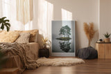 Paul Sinus Wandbild in 40x60cm Island of Stillness – Nebelige Seeinsel mit Baumgruppe, ruhiges Naturmotiv in sanften Grautönen und Spiegelung im Wasser